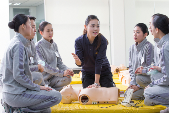 에어부산 캐빈승무원 훈련교관이 12일 청소년을 대상으로 심폐소생술 교육을 진행하고 있다./사진제공=에어부산
