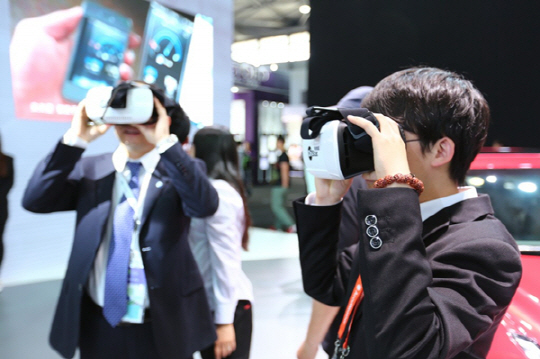 11일 중국 상하이에서 열린 ‘CES 아시아 2016’에서 참가자들이 가상현실(VR)기기를 사용해보고 있다.