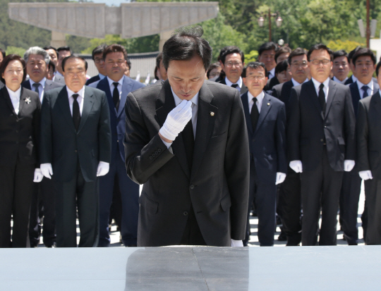 더불어민주당 우상호 원내대표가 12일 오후 광주 북구 국립 5·18 민주묘지를 찾아 분향하고 있다. /연합뉴스