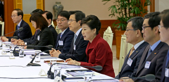 박근혜 대통령이 12일 청와대에서 열린 과학기술전략회의에서 연구개발 지원정책의 혁신을 주문하고 있다. /연합뉴스