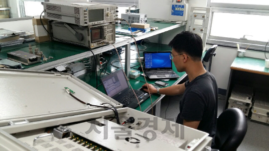 LG유플러스 중소협력사 알트론주식회사 직원이 장비를 테스트하고 있는 모습.