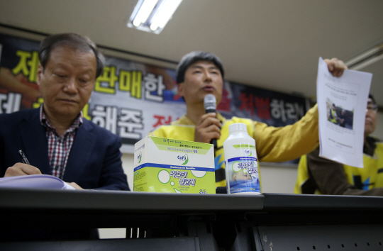 12일 서울 중구 환경재단에서 열린 가습기 살균제 제조·판매 업체 고발 기자회견에서 한 참가자가 세퓨 가습기 살균제의 문제점에 대해 설명하고 있다.  /연합뉴스