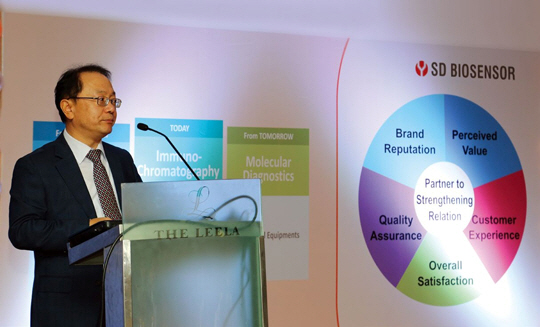 에스디 바이오센서는 과감한 현지화 전략과 품질에 대한 자신감을 앞세워 인도 질병 진단키트 시장 안착에 성공했다조. 영식 에스디 회장이 인도 대리점 사장단 회의에 참석해  미래전략을 발표하고 있다.