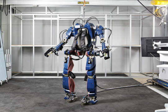 [토요비즈]'2021년 21억弗 '아이언맨 슈트'시장 잡자'…로봇 개발에 기업·대학까지 가세