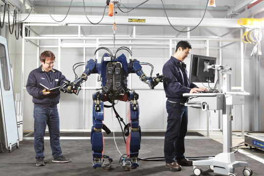현대로템 의왕연구소에서 연구진들이 산업용 로봇 RMX-HI를 테스트하고 있다.  /사진제공=현대로템