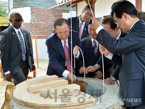 반기문 총장이 지난 2013년 유년기와 학창 시절을 보낸 충주 본가를 방문한 모습. /연합뉴스