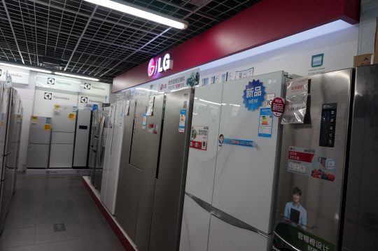 12일 중국 상하이 쉬자후이에 위치한 중국 최대 가전유통업체인 궈메이에 진열된 LG 냉장고 모습. /사진=김현진기자