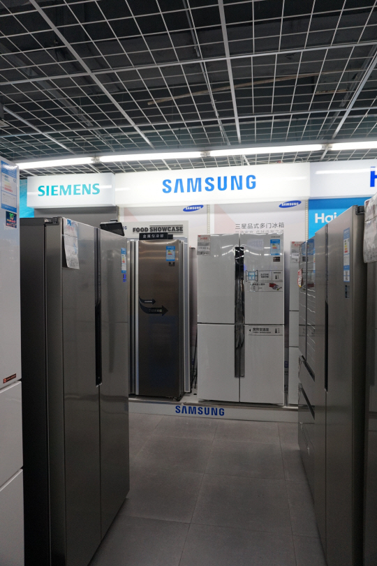 12일 중국 상하이 쉬자후이에 위치한 중국 최대 가전유통업체인 궈메이에 진열된 삼성 냉장고 모습/사진=김현진기자