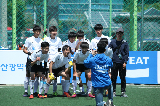 동아오츠카가 중학생을 대상으로 한 '포카리스웨트와 함께 하는 풋살히어로즈 2016' 대회를 14일 부산 백운포 체육공원 풋살구장에서 개최했다. 동아오츠카가 주최하고 서울특별시교육청과 한국풋살연맹이 함께한 이번 대회는 청소년스포츠 활성화 방안의 일환으로 기획됐다.  올해 3회째를 맞는 이 대회의 초대 우승은 충암중학교, 2015년에는 남서울중학교가 우승을 차지했다./동아오츠카 제공