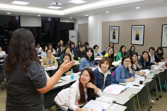 주중국 한국문화원 세종학당 학생들이 한국어 수업을 받고 있다. 새로운 도전에 대한 희망으로 표정이 밝다.
