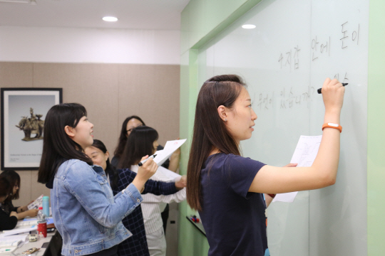 주중국 한국문화원 세종학당 학생들이 한국어 수업을 받고 있다. 낯선 문자를 적는 것이 어려워도 표정은 밝다.