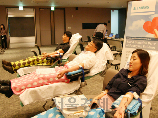 13일 서울시 서대문구 한국지멘스 본사에서 소아암 환자를 돕기 위한 ‘생명사랑 헌혈행사’에 참여한 임직원들이 헌혈을 하고 있다. 한국지멘스 임직원은 소아암 환자들의 치료를 돕기 위해 지난 2014년부터 매년 이 행사를 실시, 헌혈증을 사단법인 한국소아암재단에 기증하고 있다. /사진제공=한국지멘스