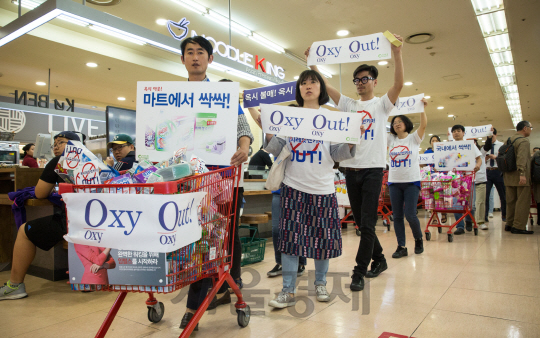 환경운동연합회 회원들이 15일 서울 롯데마트 서울역점 매장에서 옥시제품 퇴출을 촉구하는 퍼포먼스를 벌이고 있다. 이들은 “옥시 불매운동에 동참하기로 한 대형 마트들은 옥시제품 판매를 즉각 중단하라”고 요구했다. /권욱기자