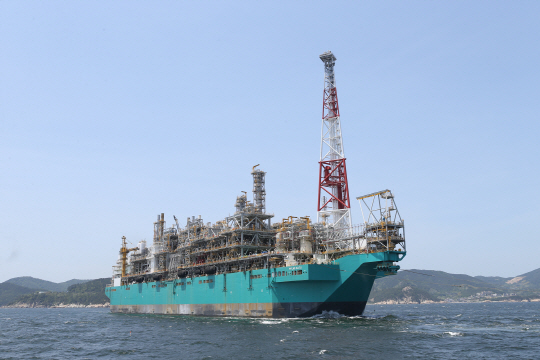 대우조선, 세계 최초 FLNG 성공적 인도