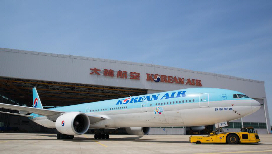 ‘2016~2018 한국 방문의 해’ 캠페인 엠블럼이 래핑된 대한항공 항공기 모습/사진제공=아시아나항공