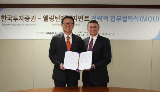 한국투자증권과 웰링턴매니지먼트는 16일 오전 전략적 사업제휴(MOU)를 체결했다. 왼쪽부터 유상호 한국투자증권 사장, 레이 헬퍼 웰링턴매니지먼트 아시아태평양 대표.