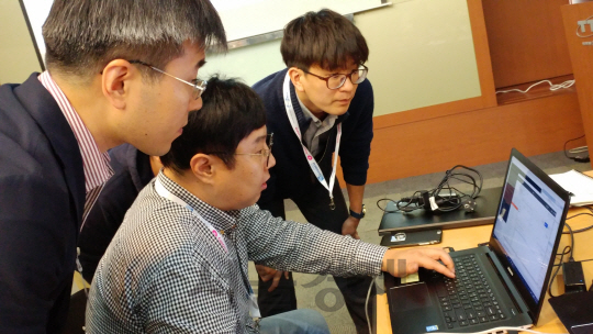 LG유플러스 직원들이 지난 10일부터 13일까지 국내에서 진행된 oneM2M 상호호환성 국제 행사에서 사물인터넷(IoT) 기기 간 호환성 테스트를 하고 있다./ 사진제공=LG유플러스
