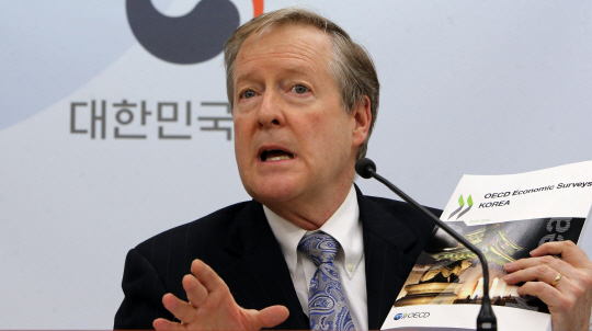 렌덜 존슨 OECD 사무국 한국경제 담당관이 16일 정부세종청사에서 2016년 한국 경제보고서를 발표하고 있다.  /연합뉴스