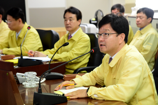 신원섭(사진 오른쪽 첫 번째) 산림청장이 산림청 산사태예방지원본부에서 운영 계획 등을 보고받고 있다. 사진제공=산림청