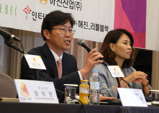 배성혁(왼쪽) 대구국제뮤지컬페스티벌(DIMF) 집행위원장이 16일 서울 중구 프레스센터에서 열린 ‘제10회 DIMF 기자간담회’에 참석해 주요 프로그램과 DIMF의 성과에 대해 설명하고 있다./사진=DIMF