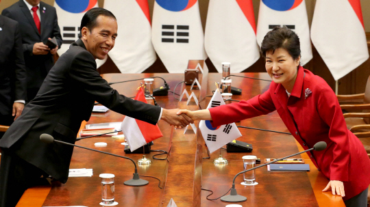 박근혜 대통령과 조코 위도도 인도네시아 대통령이 16일 오후 청와대에서 열린 한·인도네시아 정상회담에서 악수하고 있다. /연합뉴스