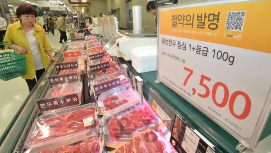지난달 국산 쇠고기 값 상승률이 구제역 파동 이후 6년 만에 최고치를 기록하는 등 한우 가격이 치솟고 있는 가운데 16일 서울의 한 대형마트 정육 코너에서 손님이 한우 가격을 살펴보고 있다. /송은석기자