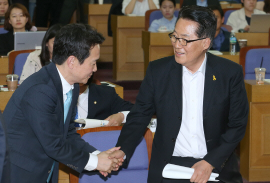 박지원 국민의당 원내대표가 16일 오후 국회의원회관에서 한국정치학회 주최로 열린 ‘20대 국회, 협치 가능한가?’ 토론회에서 남경필 경기도지사와 악수하고 있다. /연합뉴스