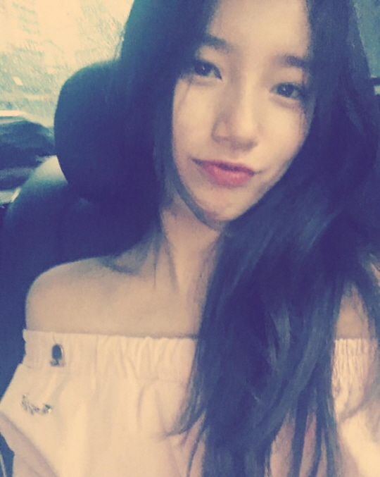 수지가 15일 서울 영등포구 신세계백화점에서 열린 ‘카린’ 팬사인회에 ’평화의 소녀상’ 배지를 달고 참석해 눈길을 끌었다./ 출처=수지 인스타그램