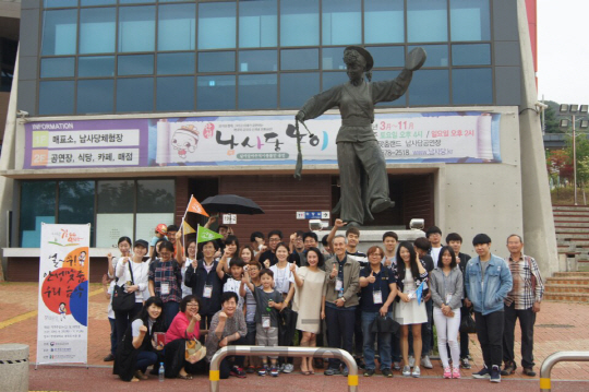 주민들과 학생들이 안성 남사당 공연을 관람 한 후 기념촬영을 하고 있다. /사진제공=한경대