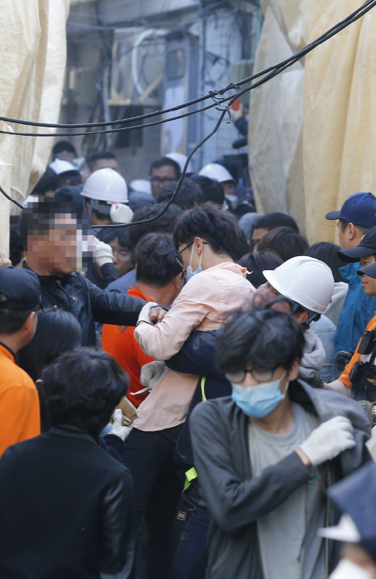 17일 오전 서울 서대문구 옥바라지 골목 구본장 여관에 대한 명도 집행이 실시돼 농성 중이던 학생과 시민운동가들이 끌려 나오고 있는 모습./ 연합뉴스