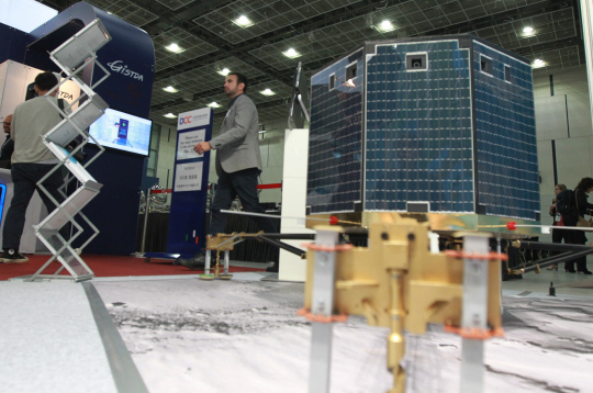 17일 대전 유성구 대전컨벤션센터(DCC)에서 열린 ‘제14회 국제우주운영대회(SpaceOps 2016)’ 특별전시장에 위성체 모델이 전시돼 있다. 이번 행사는 오는 20일까지 진행된다. /연합뉴스