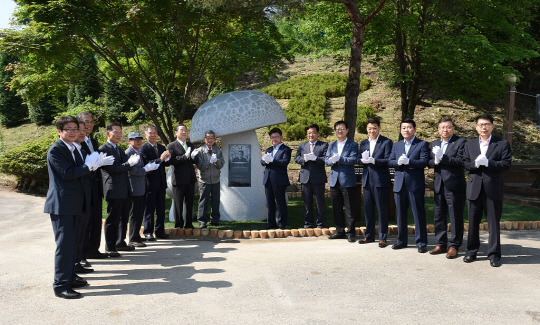 이석형(사진 오른쪽에서 일곱번째) 산림조합중앙회장 등이 연구센터 설립 60주년을 기념해 마련한 초대 이응래 소장 기념조형물 제막식을 갖고 있다. 사진제공=산림조합중앙회