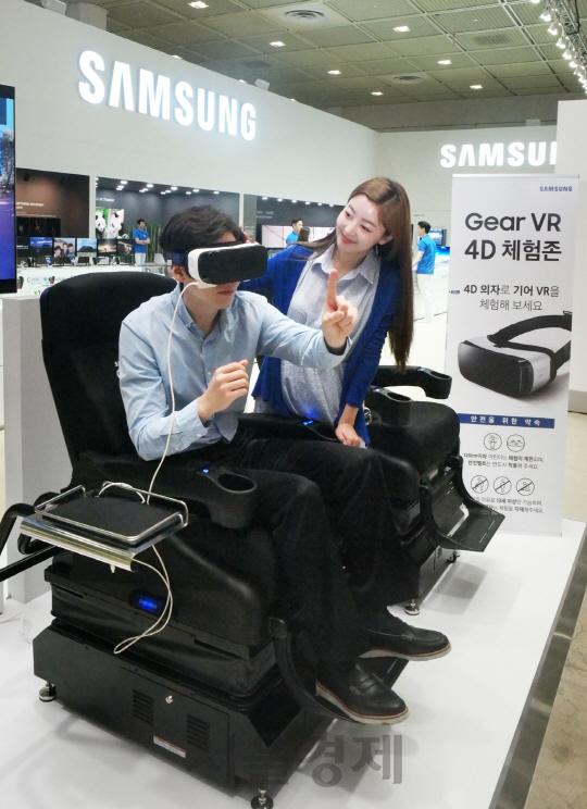 삼성전자 모델들이 17일 서울 강남구 코엑스에서 열린 ‘월드 IT쇼 2016’에서 ‘기어VR’을 이용해 가상현실(VR)을 체험하고 있다. /사진제공=삼성전자
