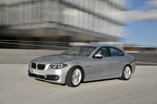 BMW는 최첨단 운전 지원 시스템인 ‘드라이빙 어시스턴트 플러스’가 기본으로 장착된 ‘5시리즈 프로 에디션’을 출시해 경쟁 차종보다 앞선 안전기술을 선보이고 있다. /사진제공=BMW그룹코리아