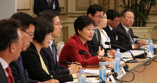 박근혜 대통령이 18일 오후 청와대에서 열린 제5차 규제개혁 장관회의에서 불합리한 규제 혁파를 역설하고 있다.  /연합뉴스