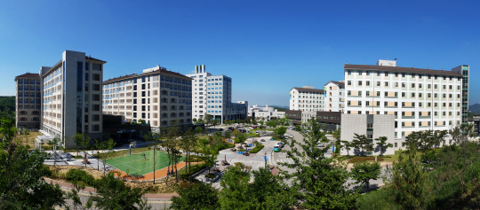 순천향대는 1학년 학생들을 대상으로 1년간 기숙사를 제공하는 ‘기숙형 학습공동체’ 시스템인 SRC(Soonchunhyang Residential College)를 시행하고 있다.  사진은 순천향대 기숙사 전경. 사진제공=순천향대