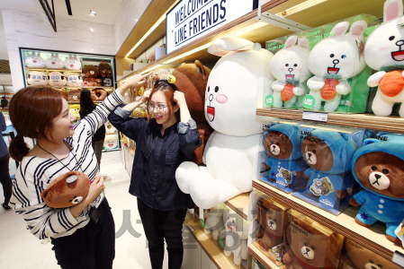쇼핑 넘어 '휴미락 관광명소'로…오누이가 만든 어메이징 신세계면세점