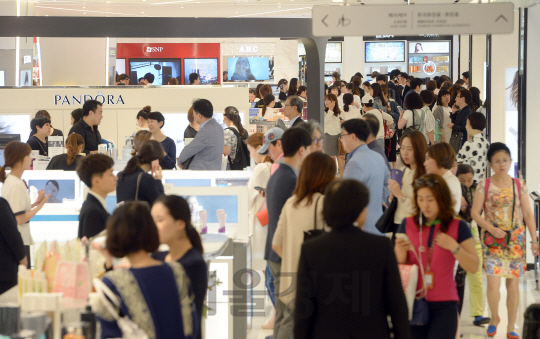 쇼핑 넘어 '휴미락 관광명소'로…오누이가 만든 어메이징 신세계면세점