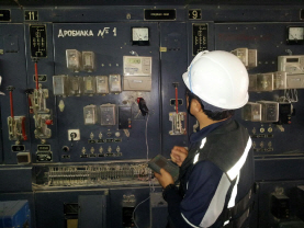 에너지공단 직원들이 휴대용전력분석계로 우즈베키스탄 쿠바소이시멘트 공장의 전력 사용량을 확인하고 있다. /사진제공=에너지공단