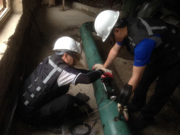 에너지공단 직원들이 초음파 유량계로 우즈베키스탄 쿠바소이시멘트 공장의 운전유량을 측정하고 있다. /사진제공=에너지공단