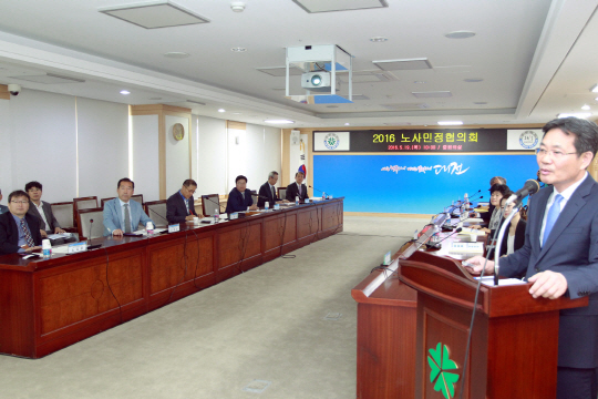 대전시가 노사협력 및 지역경제 활성화를 도모하기 위해 ‘2016 노·사·민·정 협의회’를 개최하고 있다. 사진제공=대전시