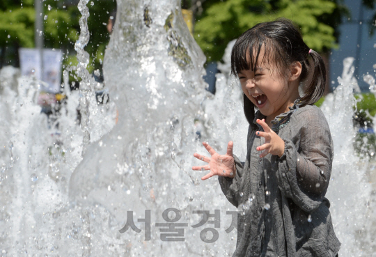 올해 첫 폭염주의보가 내려진 19일 서울 광화문광장에서 한 어린이가 물놀이를 하고 있다. 기상청은 낮 최고기온이 30도를 웃도는 이른 더위가 오는 24일까지 지속될 것으로 내다봤다. /권욱기자 ukkwon@sedaily.com