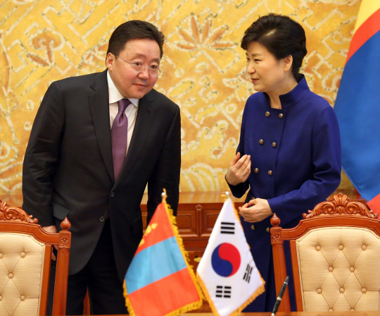 박근혜 대통령과 차히야 엘벡도르지 몽골 대통령이 19일 청와대에서 열린 양해각서(MOU) 서명식에서 대화를 하고 있다. /연합뉴스