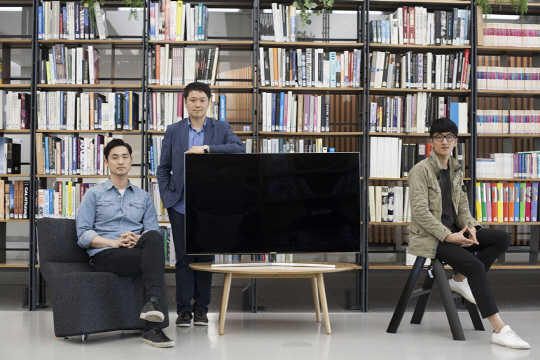 세계 최초 베젤리스 커브드 TV인 2016년형 퀀텀닷 디스플레이 SUHD TV를 디자인한 삼성전자 VD사업부 디자이너들인 이규복(왼쪽부터) 선임, 조철용 수석, 이재능 선임. /사진=삼성전자 뉴스룸
