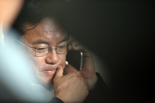 정진석 새누리당 원내대표가 지난 18일 충남 공주에 있는 지역구 사무실에서 주먹을 쥔 채 전화를 받고 있다.  /연합뉴스