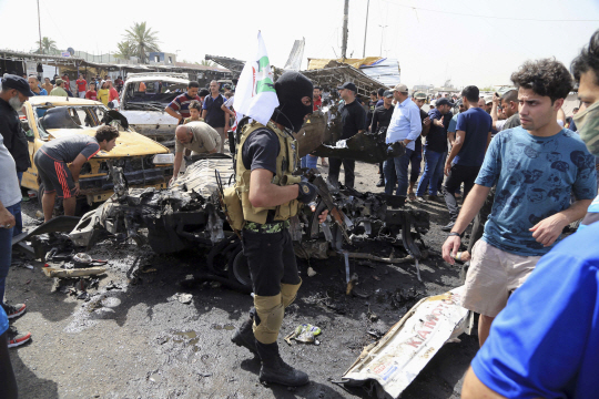 이라크에서 중·고등학생의 컨닝을 막기 위해 인터넷을 전국적으로 3시간 동안 차단하는 일이 벌어졌다. 사진은 지난 17일 이라크 바그다드의 사드르 시티에 위치한 한 시장에서 트럭 폭탄테러가 발생한 현장. /연합뉴스