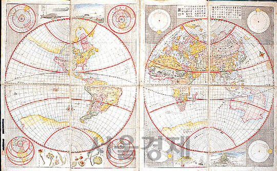 대동여지도보다 69년 앞선 1792년, 일본에서 제작된 ‘지구전도’. 유럽인이 제작한 지도를 베껴 그린 것으로 보이지만 당시 세계에 대해 정확하게 인식하고 있었음을 말해준다.