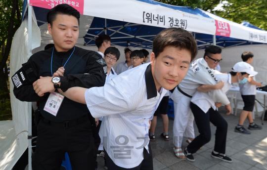 20일 오전 서울 중구 훈련원공원에서 열린 '제2회 중구진로박람회'에서 학생들이 경호원의 제압 시범을 경험해보고 있다. 관내 1천5백여명이 한 자리에 모여 미래 직업상을 공유해보는 이날 행사에는 다양한 직종의 직업체험존에서 직접 체험해 보는 기회를 가졌다./송은석기자songthomas@sedaily.com