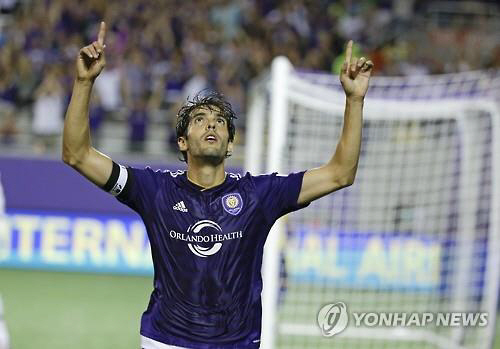 올랜도시티에서 뛰는 카카가 미국프로축구(MLS)에서 가장 많은 연봉을 받는 것으로 조사됐다. 사진은 카카가 골을 넣고 세레모니를 하고 있는 장면. /연합뉴스