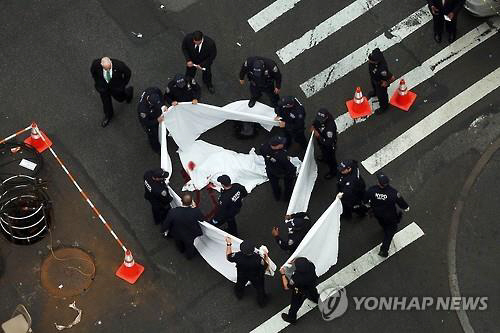 뉴욕 한복판에서 경찰에 흉기를 들고 달려든 한 남성이 경찰의 총에 맞아 숨졌다. /연합뉴스